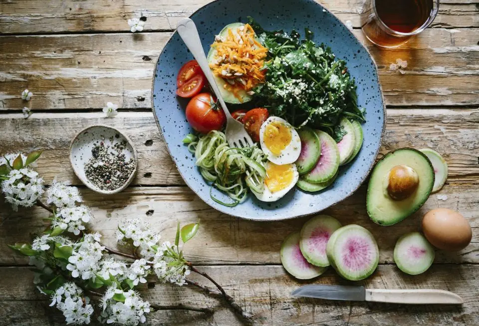 Calorieën per dag en afvallen, hoe u getallen leest op etiketten, menukaarten en borden buitenshuis