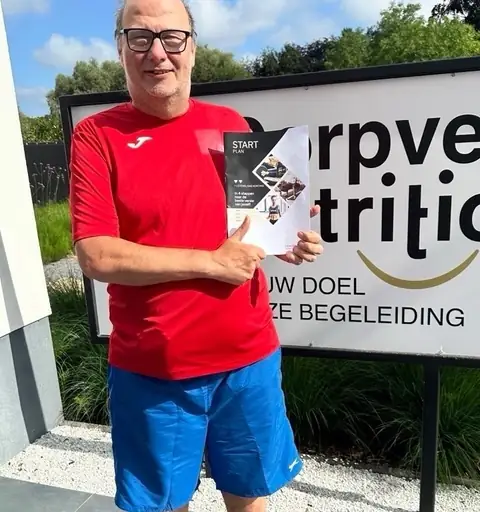 Een lid van de club van voren gefotografeerd, op de dag van haar analyse