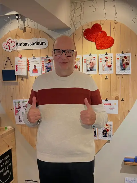 Een lid van de club van voren gefotografeerd, op de dag van haar analyse