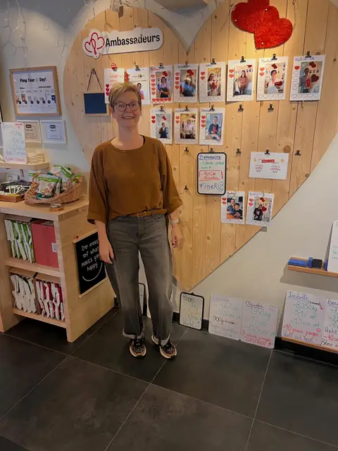 Een lid van de club van voren gefotografeerd, op de dag van haar analyse